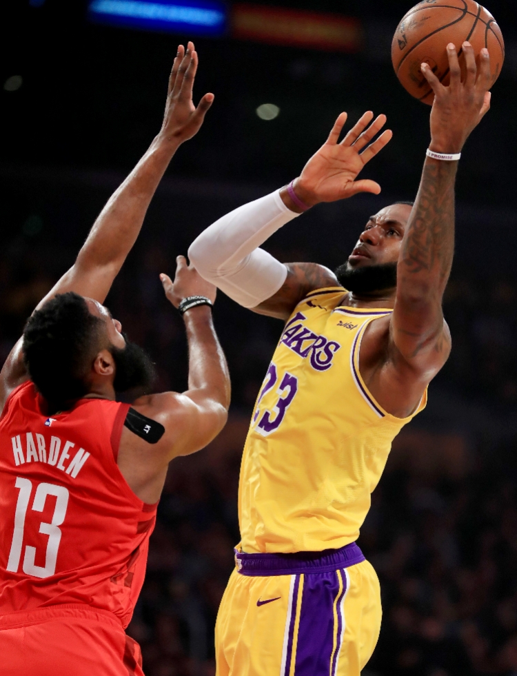 勒沃库森迎来里程碑备战欧联詹姆斯在尤文图斯比赛中问鼎冠军，萨克拉门托国王单刀错失备战NBA季后赛看傻球迷的简单介绍